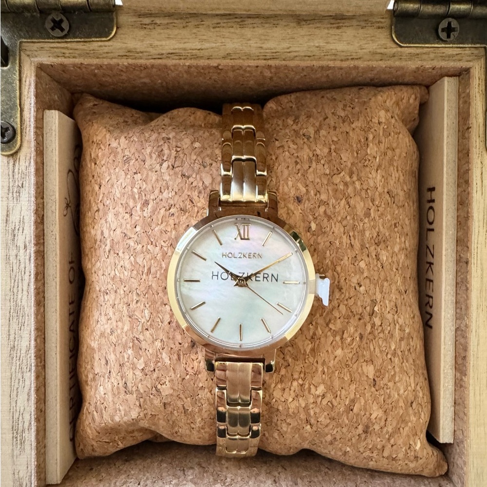 Gold Minimalist Watch with Polished Finish - Picture 4 of 9